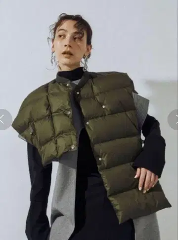 언쓰리 un3d 다운 베스트 숏 기장 다운 머플러 카키