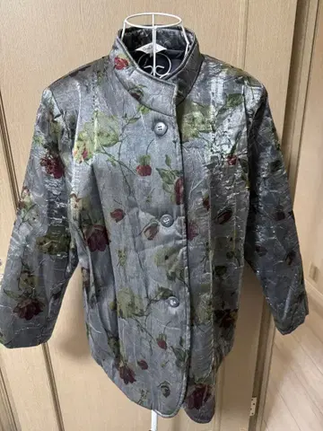 꽃무늬 새틴풍 그레이 코트 자켓