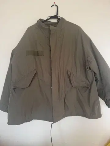 올리브색 나일론 퀼팅 자켓