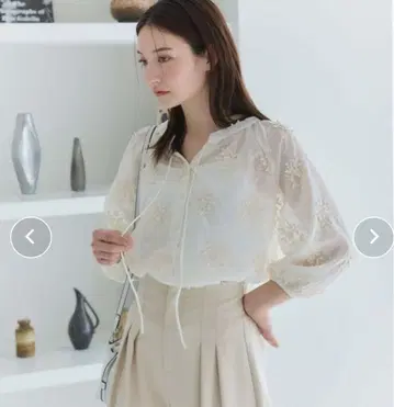 fifth 플라워 자수 시어 블라우스