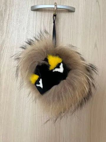 퍼 키링 블랙과 옐로우 컬러