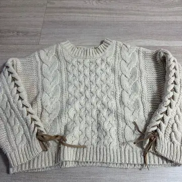 언그리드 아이보리 케이블 짜임 니트 스웨터