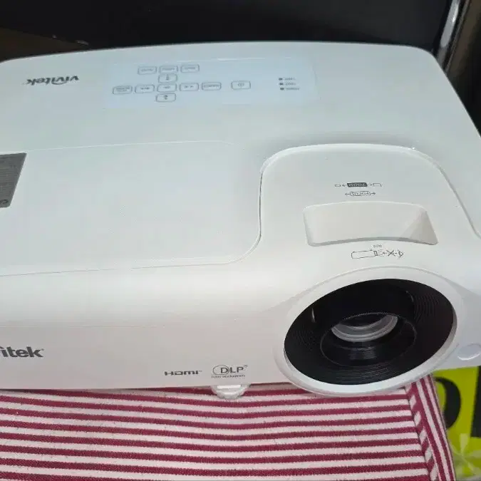 Vivitek projector bx565 4000 lumens, includes screen