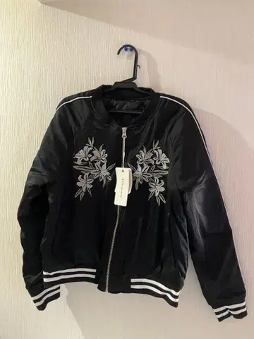 자수 장식 블랙 스카잔