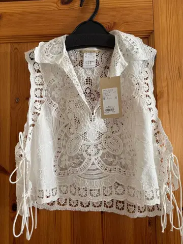 새상품 캘런솔로지 자수 블라우스