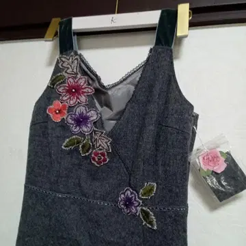 새상품 주스카지넷 그레이 꽃무늬 자수 와펜 슬리브리스 원피스