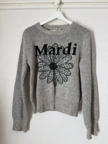Mardi 꽃 자수 그레이 니트 스웨터