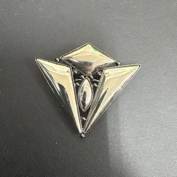 기하학적 디자인 브로치