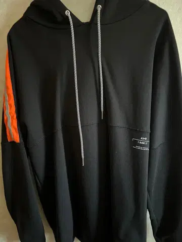 오렌지 스트라이프가 달린 블랙 후드티 2회 정도밖에 착용하지 않았습니다.