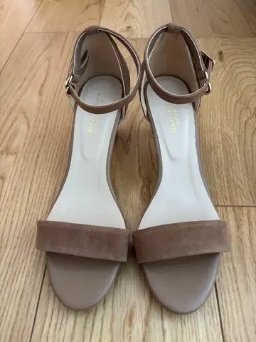 브라운 스웨이드 앵클 스트랩 샌들