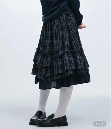 네이비 계열 체크 플레어 스커트