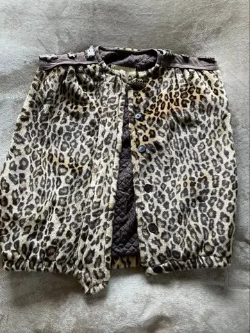 이타리야 레오파드 무늬 베스트