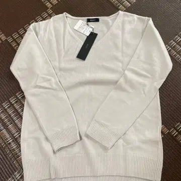 BOSCH 화이트 V넥 긴팔 스웨터