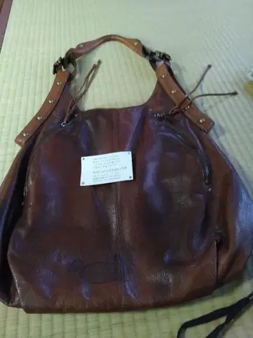 브라운 가죽 숄더백 스터드 장식