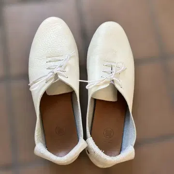 화이트 가죽 레이스업 슈즈