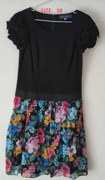 프릴이 달린 반팔 무릎 기장 원피스 블랙과 꽃무늬