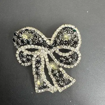 리본형 크리스탈 브로치 실버 블랙