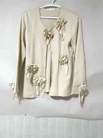 잉게보그 꽃 장식 크림색 니트 가디건