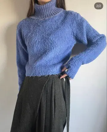 테일러 플랜 리브 하이넥 크롭 스웨터