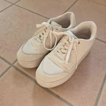 HEAL ME 화이트 가죽 통굽 스니커즈 23.5cm