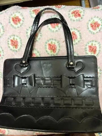 BABY 리본 포함 블랙 핸드백