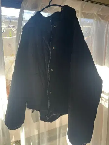 후드 부착 블랙 다운 자켓