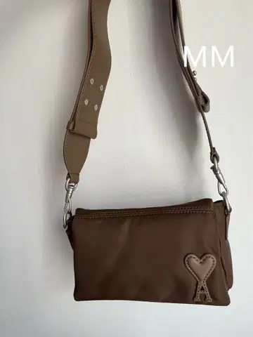 ami 브라운 숄더백