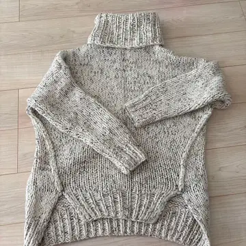 시루무린 터틀넥 니트