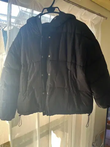 블랙 후드 부착 다운 자켓