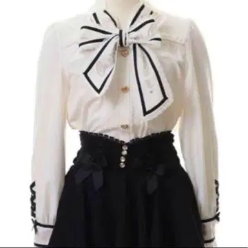 LIZLISA 메시지 보타이 블라우스 블랙