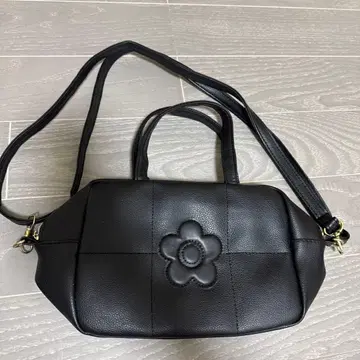 블랙 숄더백 꽃 모티브