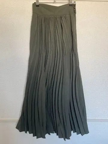 새상품급 Mame Kurogouchi 커브 플리츠 플레어 스커트 네이비