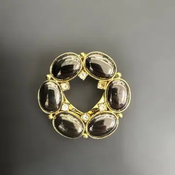 엘레강트한 골드 컬러 브로치