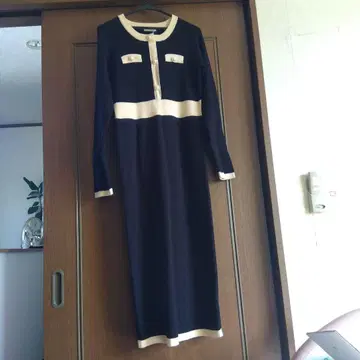 블랙과 아이보리 긴팔 니트 원피스