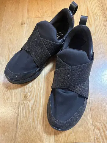 블랙 크로스 스트랩 스니커즈 22.5cm