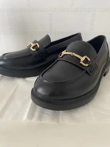 블랙 로퍼 골드 금장 장식 포함