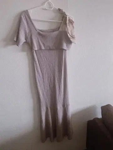 베이지 프릴 타이토 원피스