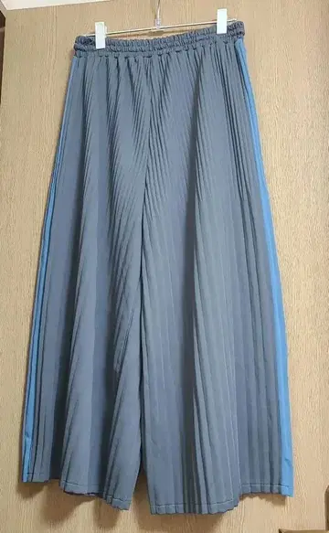 ZUCCa 플리츠 팬츠 (그레이에 블루 라인)