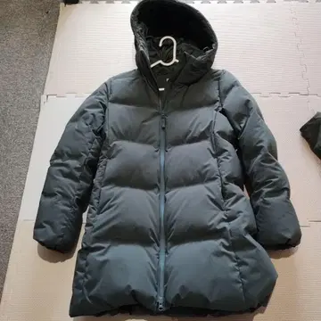 유니클로 다운 자켓 후드 부착 다크 그린
