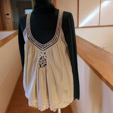 레이스 장식 슬리브리스 상의 크림색