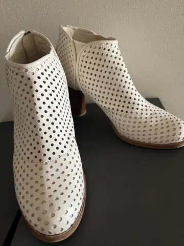 츠모리 치사토 화이트 펌프스 24cm