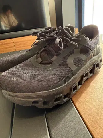 미사용 On (온) 클라우드 몬스터 블랙 스니커즈 사이즈 27cm