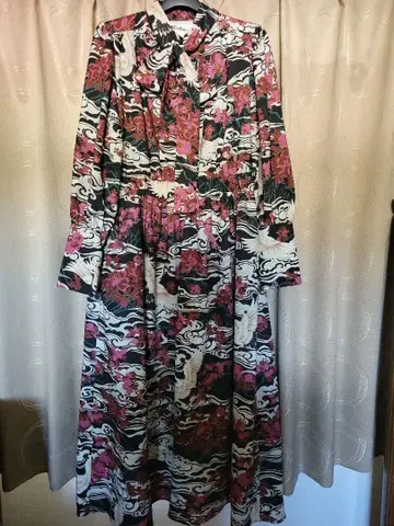 앤드엘씨 꽃과 학 프린트 롱 셔츠 원피스