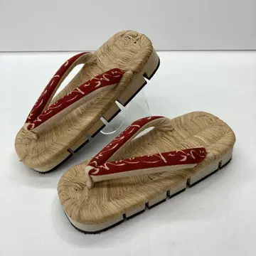 빨간색과 베이지색의 전통적인 일본 나막신