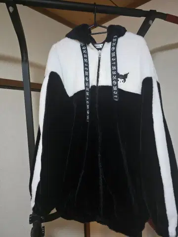 쿠로미 후드 부착 보아 자켓