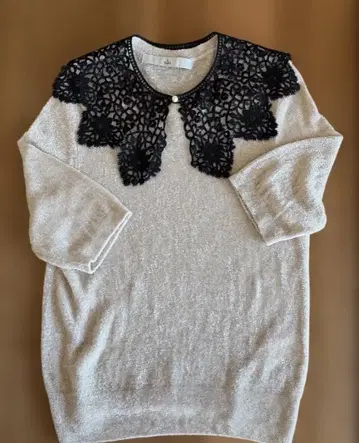 컨디션 최상 TIARA 베이지 레이스 옷깃 오부 소매 니트