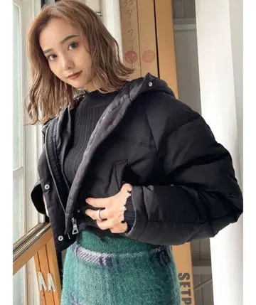 EMODA 볼륨 숏 후드 다운