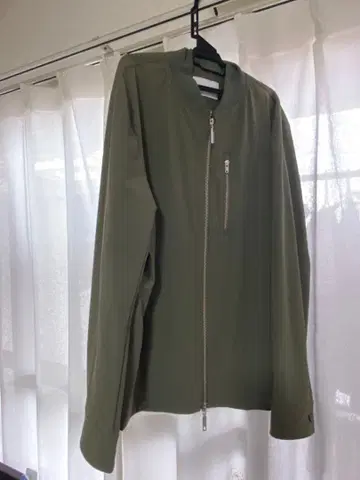 올리브 그린 집업 자켓