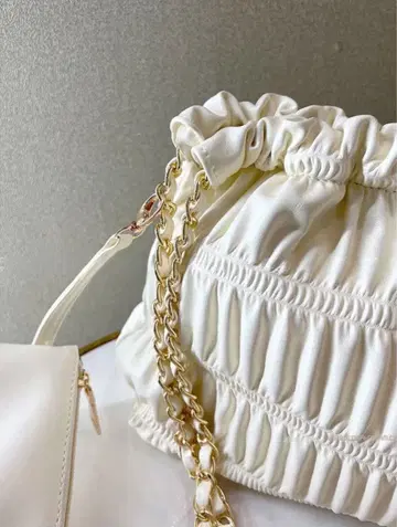 미사용 새상품 어라운드 파우치 포함 개더 체인 백 아이보리