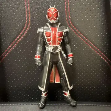 가면라이더 피규어 블랙과 빨간색